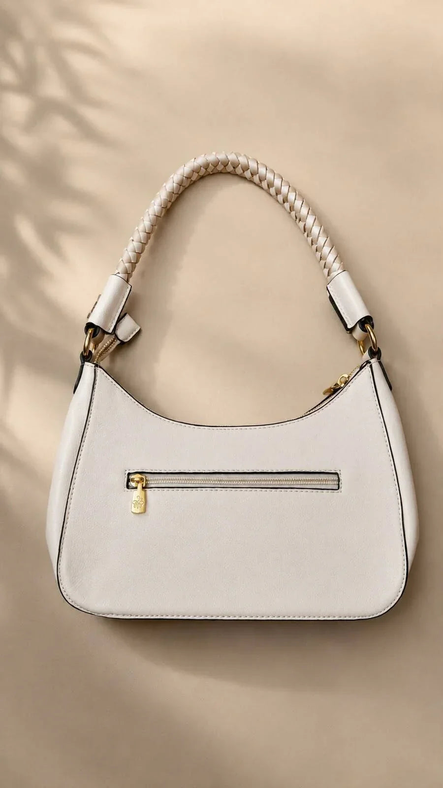 Bolsa Feminina Hobo Estruturada com Alça Trançada e Detalhes Dourados Modelo Brisa de Búzios